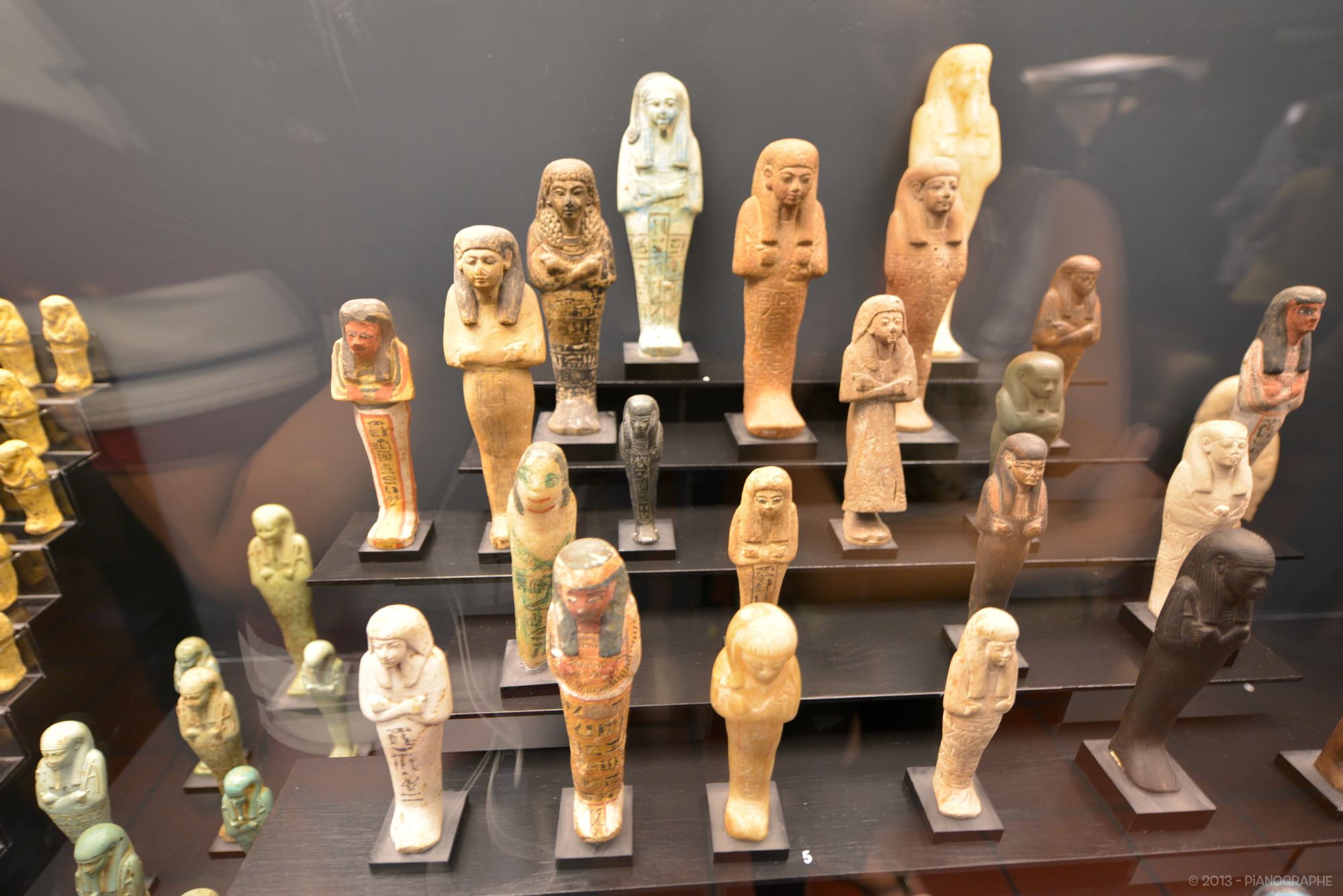 Statuettes à l'effigie de pharaons, sur des étagères de métal, dans une vitrine du Musée Grégorien Egyptien (Vatican)