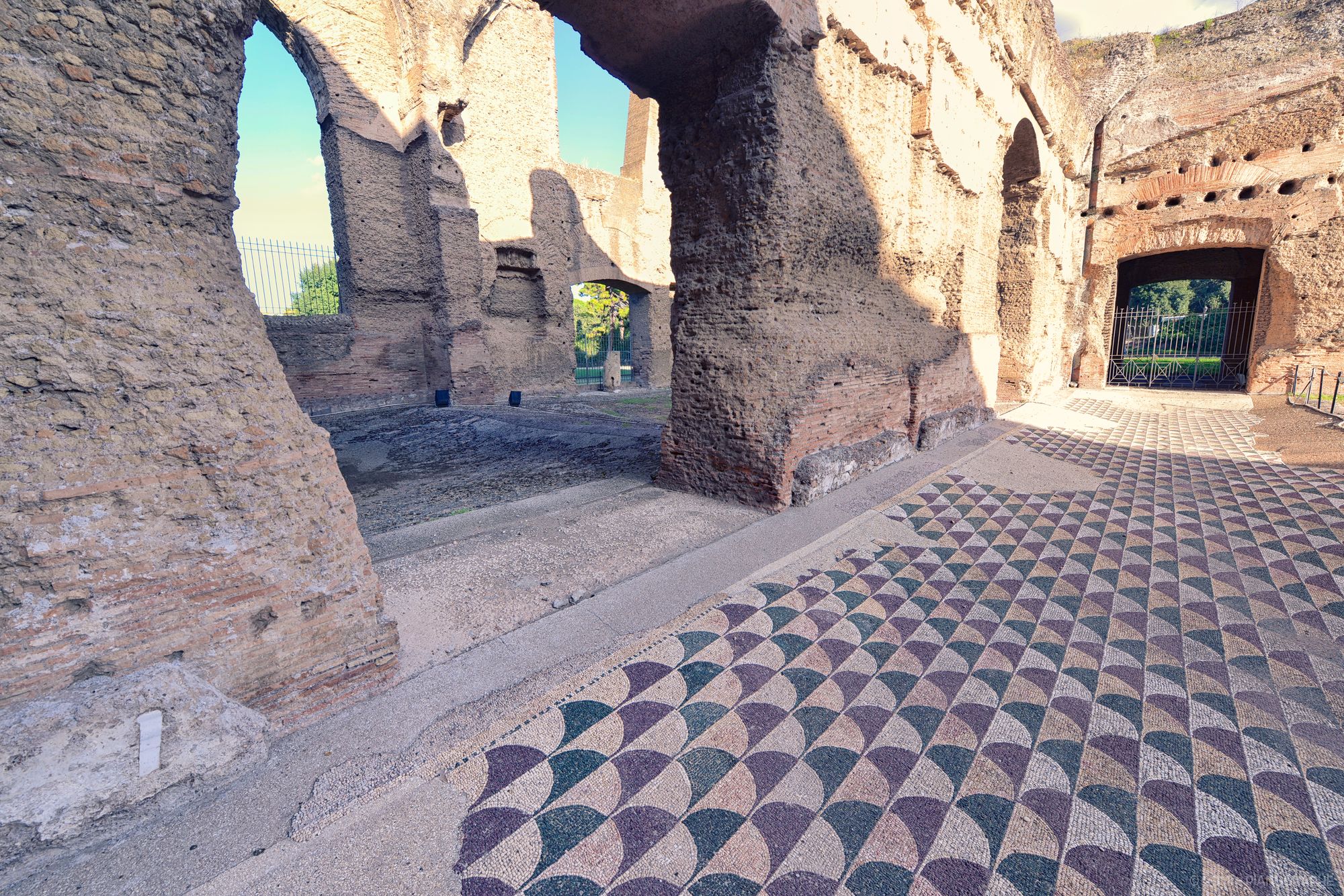 Vue sur les ruines des Thermes de Caracalla, mosaïque tricolore au sol
